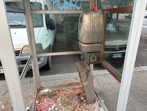 "Le cabine telefoniche vanno riutilizzate, non distrutte". Alla 2 torna la proposta del "Telefono del Vento" "Le cabine telefoniche vanno riutilizzate, non distrutte". Alla 2 torna la proposta del "Telefono del Vento"