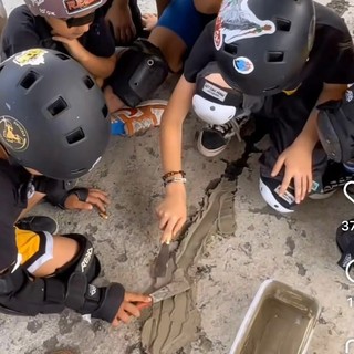 Frame di un video diffuso su Instagram: bimbi chiudono una crepa Frame di un video diffuso su Instagram: bimbi chiudono una crepa