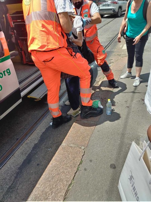 Scivolone sulle strisce pedonali in via Fabrizi