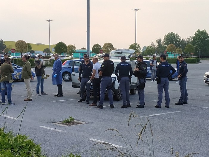 Cuneo: militare spara alla compagna nel parcheggio dell'Auchan e poi si denuncia alla polizia (VIDEO)