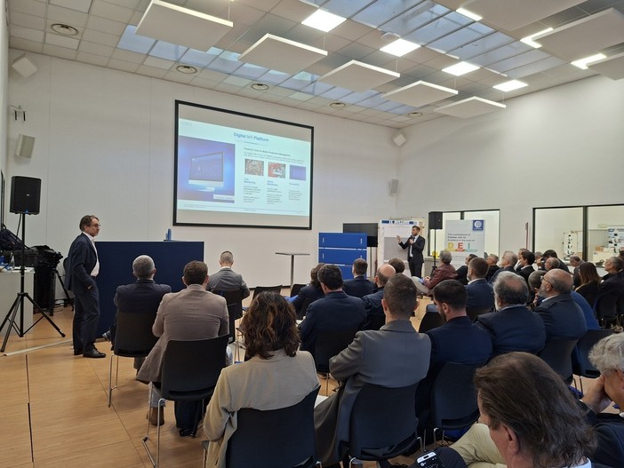 Fabbriche Aperte, Comau trasforma Grugliasco nella capitale della robotica Fabbriche Aperte, Comau trasforma Grugliasco nella capitale della robotica