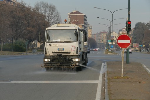 Torino, contro lo smog avviato un piano straordinario di lavaggi stradali