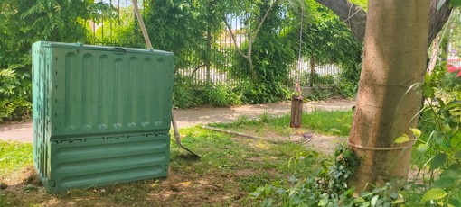 una compostiera in un orto urbano