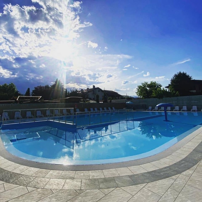 Dopo ritardi negli allestimenti e nell’analisi dell’acqua apre la piscina comunale di Cavour
