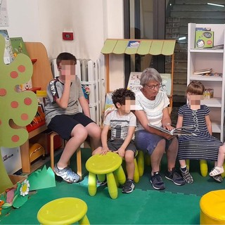 Marisa Perassi durante le letture del sabato in biblioteca a Cavour
