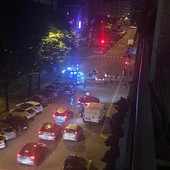 Incidenti e auto a tutta velocità, il quartiere chiede i dossi ma c'è il problema dei bus...