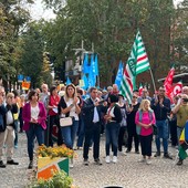 corteo di persone con bandiere