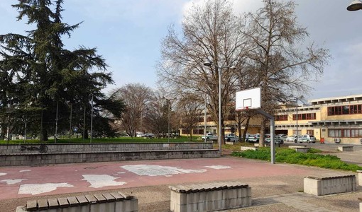 Le condizioni del campo da basket di corso Cincinnato Le condizioni del campo da basket di corso Cincinnato