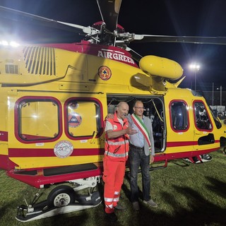 Mauro Bessone con il sindaco Paschetta all’inaugurazione della piazzola di atterraggio in notturna