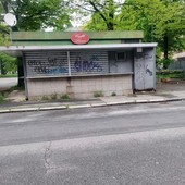 Un'immagine del chiosco abbandonato di piazzale Rostagno