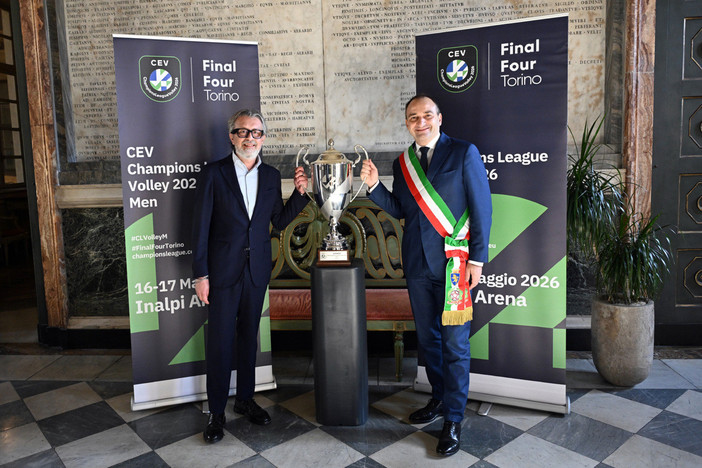 Il trofeo della CEV Champions League tra Palazzo Civico e Grattacielo Piemonte