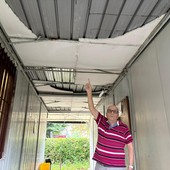 Piero indica i danni del centro d'incontro Piero indica i danni del centro d'incontro