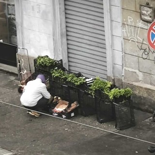 Commerciante abusivo in corso Giulio Cesare