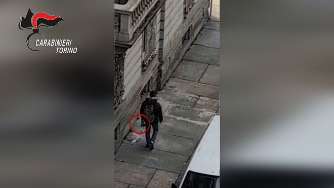 Segue dal terrazzo di casa un furto su un'auto e fa arrestare il ladro