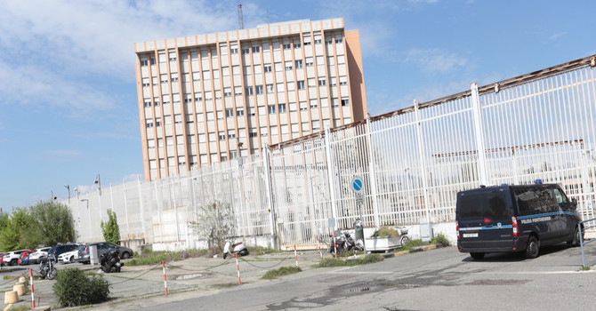 Violenza in carcere: detenuto aggredisce quattro agenti e ferisce un altro recluso