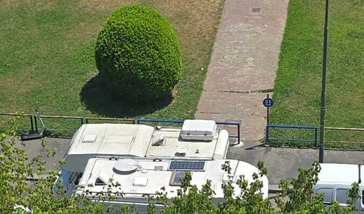 Mirafiori Sud, via Negarville paralizzata dai camper: “Nessuna soluzione dopo mesi di segnalazioni”