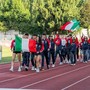 Sfilata di giovani con bandiere Sfilata di giovani con bandiere