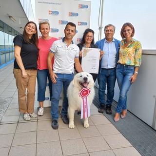 Persone con pastore maremmano