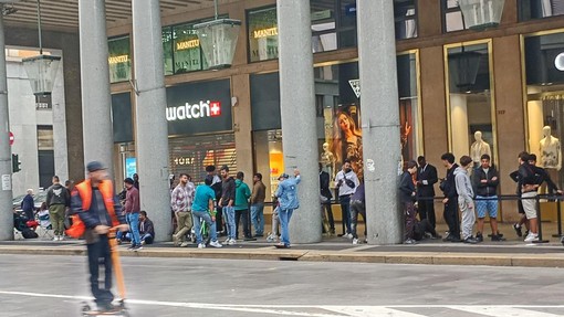 Lunghe code in via Roma