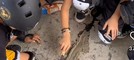 Frame di un video diffuso su Instagram: bimbi chiudono una crepa