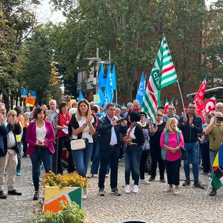 corteo di persone con bandiere