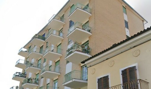 Era senza vita da giorni: anziano morto da solo nel suo appartamento a Cumiana