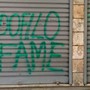Le scritte sulla serranda del minimarket Le scritte sulla serranda del minimarket
