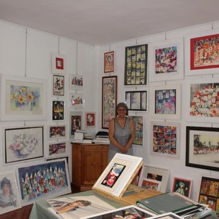 Caterina Bruno tra le sue opere
