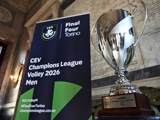 Il trofeo della CEV Champions League tra Palazzo Civico e Grattacielo Piemonte