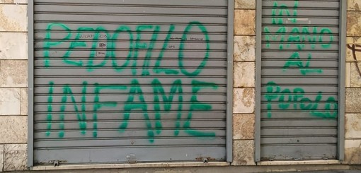 Le scritte sulla serranda del minimarket Le scritte sulla serranda del minimarket