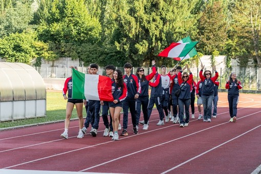Sfilata di giovani con bandiere Sfilata di giovani con bandiere