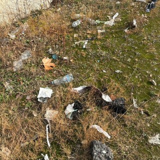 Siringhe e bottiglie nell’area del cantiere