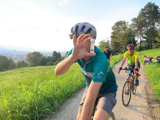 Pedalata di gruppo per distribuire 50 campionatori passivi per monitorare l'ozono in città