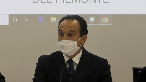 Il governatore del Piemonte, Alberto Cirio, con la mascherina