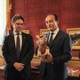 Alberto Cirio regala un pupazzo di stambecco al Consiglio Regionale Alberto Cirio regala un pupazzo di stambecco al Consiglio Regionale