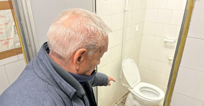 Rossi indica l'allagamento nei bagni del centro d'incontro