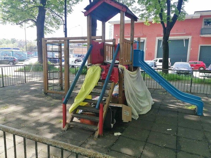 L'area giochi trasformata in rifugio di fortuna