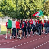 Sfilata di giovani con bandiere