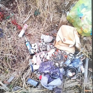 Dalle piccole discariche abusive alle auto abbandonate: a Chieri nei guai 8 persone