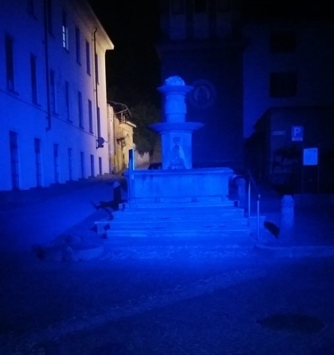 La fontana di Cavour illuminata di blu
