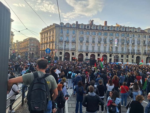Foto di una manifestazione pro Gaza nel centro di Torino