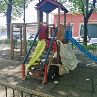 L'area giochi trasformata in rifugio di fortuna