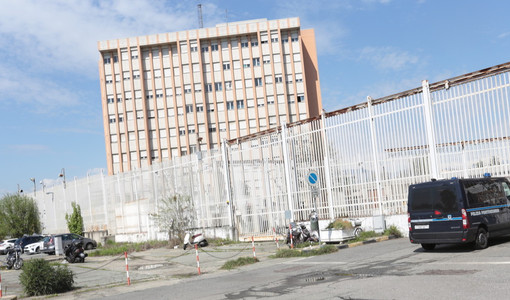 Protesta al carcere di Torino: detenuto si arrampica al terzo piano, intervengono i vigili del fuoco Protesta al carcere di Torino: detenuto si arrampica al terzo piano, intervengono i vigili del fuoco