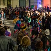 Casa Fools trasforma Vanchiglia in un teatro a cielo aperto: in via Bava il Festival delle arti popolari