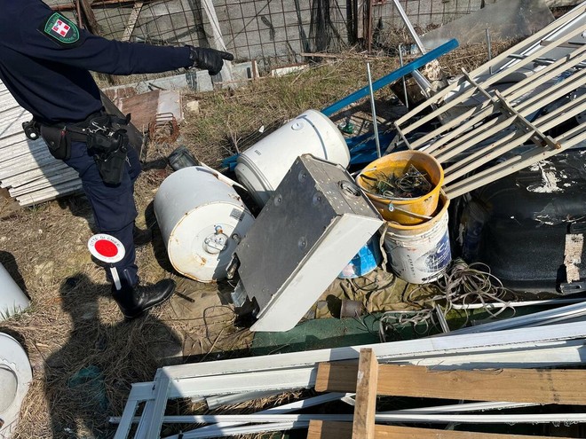 Sequestrata a Chieri una discarica a cielo aperto di rifiuti