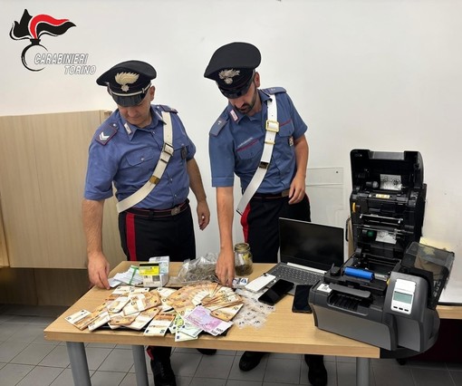 Spedivano in tutta Italia droga nascosta nei pacchi con i locker: nei guai due 26enni