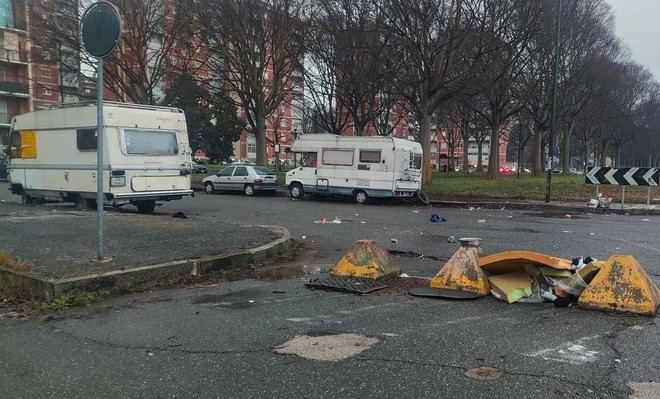Blitz della Municipale a Mirafiori contro i camper rom: &quot;Allontanatevi o sequestriamo i mezzi&quot;
