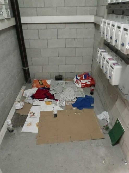 “Dormono e fumano nelle nostre cantine”, scatta l’allarme degli inquilini “Dormono e fumano nelle nostre cantine”, scatta l’allarme degli inquilini