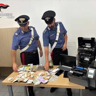 Spedivano in tutta Italia droga nascosta nei pacchi con i locker: nei guai due 26enni