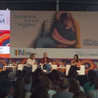 Caroline Darian al SalTo2025: in centinaia per &quot;E ho smesso di chiamarti papà&quot;